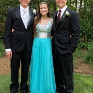 $750 La Femme Prom Dress Size 0 - MINT Condition